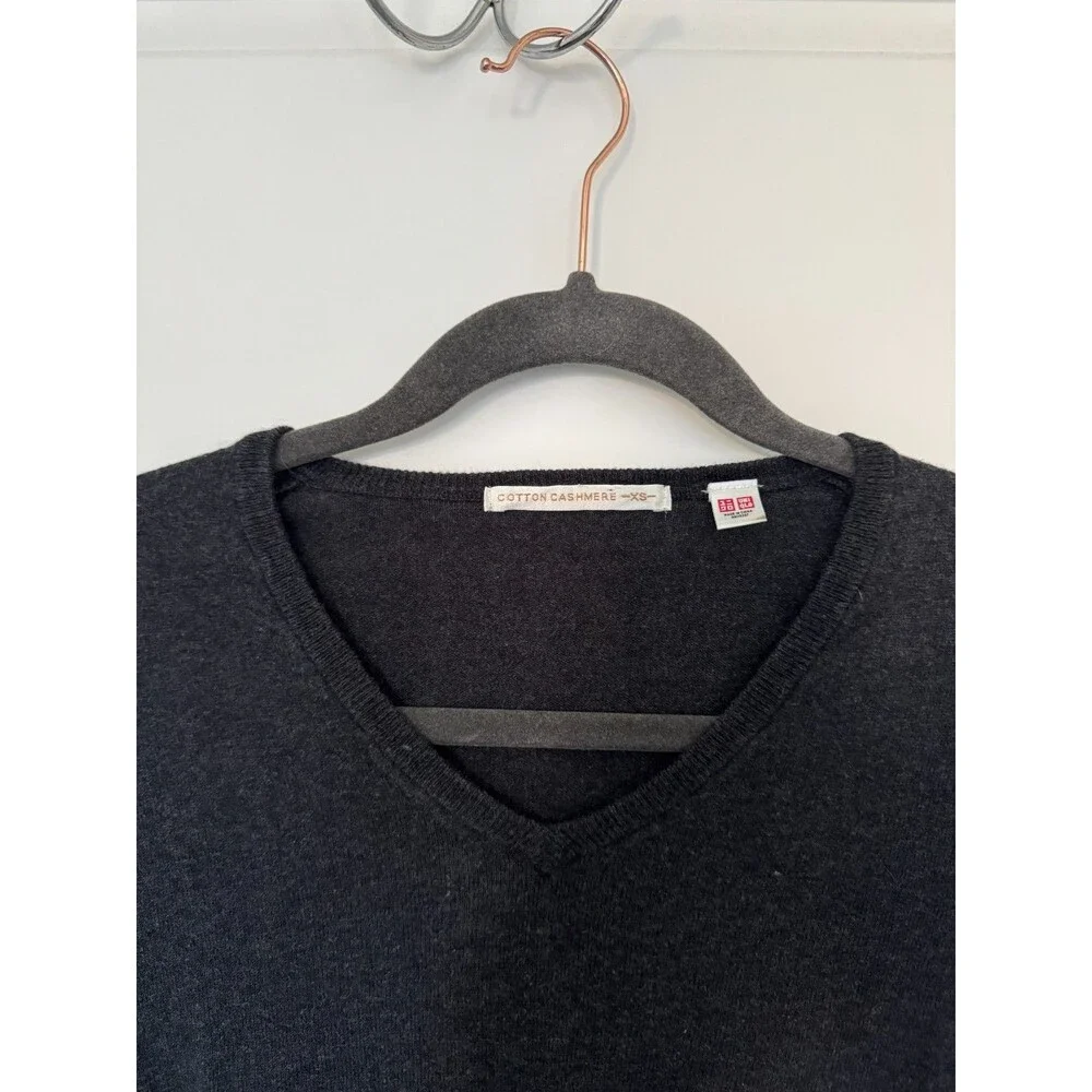 Uniqlo Cotton Cashmere Blend Mens Sweater Size S V-Neck Lightweight Charcoal
